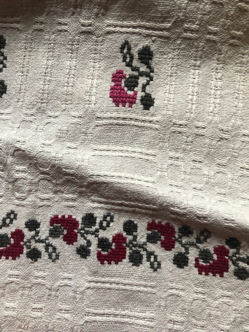 Peut inclure: Tissu blanc avec une texture tiss&eacute;e et un motif floral brod&eacute; dans des tons de bordeaux et de gris.