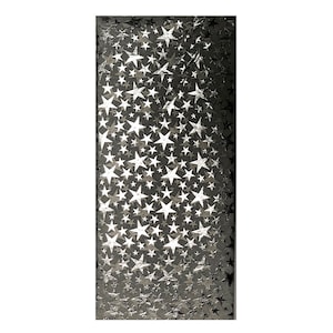Peut inclure: Une feuille de papier d'emballage noir avec un motif d'étoiles en feuille d'argent.