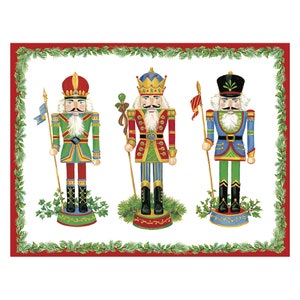 Può includere: Tre figurine di schiaccianoci in legno con dettagli dipinti colorati. Gli schiaccianoci indossano uniformi rosse, verdi e blu con accenti dorati. Tengono bastoni con bandiere e sono in piedi su basi con foglie di agrifoglio.