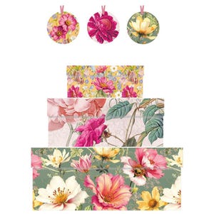 Puede incluir: Etiquetas de regalo y cajas con temática floral. Las etiquetas redondas tienen cintas rosas y presentan imágenes de flores en primer plano. Las cajas tienen patrones florales en rosa, amarillo y verde. Los diseños incluyen rosas, peonías y otras flores.