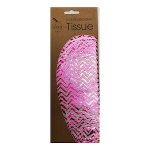 Può includere: Carta velina con motivo a chevron rosa e bianco. La carta è confezionata in un involucro di cartone marrone con la scritta "CONTEMPORARY Tissue" stampata su di esso.