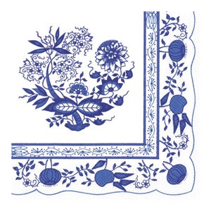 Puede incluir: Servilleta de papel cuadrada blanca con un diseño floral azul. El diseño presenta un arreglo floral central y un borde con frutas y hojas estilizadas. Los bordes son festoneados.