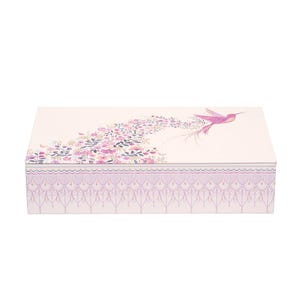 Puede incluir: Caja rectangular blanquecina con diseño de colibrí y flores. La tapa presenta un colibrí rosa y un arreglo de flores moradas y rosas. La caja tiene un borde de encaje lavanda.