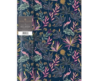 Peut inclure: Un rouleau de papier d'emballage bleu avec un motif floral représentant des oiseaux roses et verts, des accents dorés et un fond bleu foncé. Le papier est étiqueté "Sara Miller London for Penny Kennedy Rollwrap".