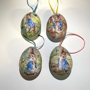 Peter Rabbit Beatrix Potter Tin Mini Eggs - set di 4 scatole apribili con nastri pendenti 110 x 67 x 65 mm