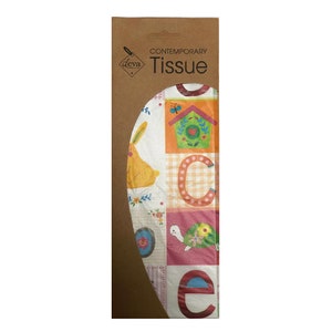 Può includere: Un pacchetto di carta velina contemporanea con un design colorato che presenta un coniglio, una casetta per uccelli, una tartaruga e le lettere C, O ed E. La carta velina è confezionata in una scatola di cartone marrone con le parole "Contemporary Tissue" stampate sul davanti.