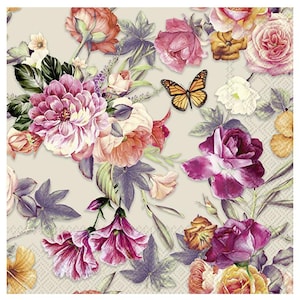 Könnte beinhalten: Ein florales Design mit Rosen, Pfingstrosen und anderen Blumen in Rosa-, Lila- und Orangetönen, ergänzt durch grüne und violette Blätter. Ein Schmetterling mit orangefarbenen und schwarzen Flügeln ist ebenfalls vorhanden. Der Hintergrund ist hellbeige.