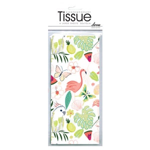 Può includere: Un pacchetto di quattro grandi fogli di carta velina con un design tropicale con fenicotteri rosa, foglie verdi, ananas gialli e cacatua bianchi. La carta velina è bianca con una stampa tropicale colorata. Il pacchetto è etichettato "Contemporary Tissue" e "deva designs".