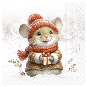 Peut inclure: Illustration d'une souris dans un paysage hivernal. La souris porte un bonnet et une écharpe en tricot rouge, un manteau marron et tient un petit coffret cadeau. L'arrière-plan présente un paysage enneigé avec des arbres dénudés, créant un thème festif et saisonnier.