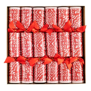 Op de afbeelding: Een doos met twaalf rode en witte kerstcrackers met rode strikken.