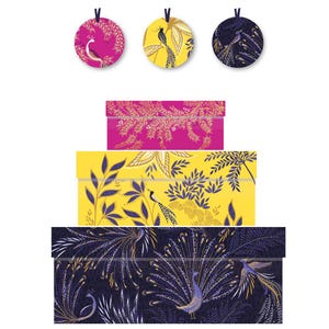 Puede incluir: Tres cajas de regalo y tres etiquetas redondas con diseños de pavo real. Las cajas están apiladas, con colores magenta, amarillo y azul marino. Las etiquetas son magenta, amarillo y azul marino. Los diseños de pavo real y follaje son dorados y azules.