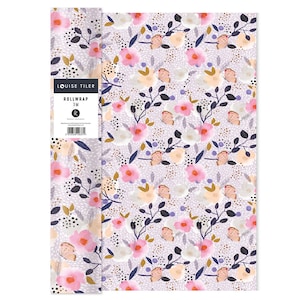 Könnte beinhalten: Eine Rolle Geschenkpapier mit floralem Muster auf weißem Hintergrund mit rosa, gelben und blauen Blumen. Das Papier ist 3 Meter lang und hat ein Etikett mit der Aufschrift "LOUISE TILER ROLLWRAP 3M".