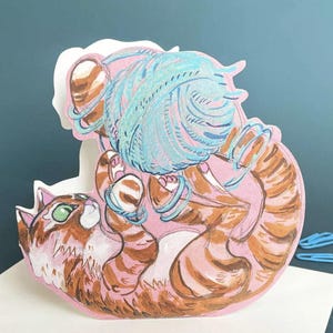 Grußkarte Daniel Mackie - Katze spielt mit dem Wollknäuel Die Cut Grußkarte - 13 x 12 cm mit Umschlag