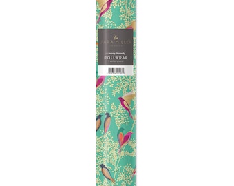 Peut inclure: Un rouleau de papier d'emballage bleu turquoise avec un motif d'oiseaux colorés et de branches. Le papier est étiqueté "The Sara Miller London - Sunny Serenity Rollwrap 2 mètres x 70cm".