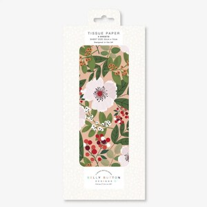 Peut inclure: Paquet de papier de soie avec un motif floral. Le motif comprend des fleurs blanches, des feuilles vertes et des baies rouges sur un fond pêche. Le paquet indique "TISSUE PAPER 4 SHEETS SHEET SIZE 50cm x 75cm Designed in the UK".
