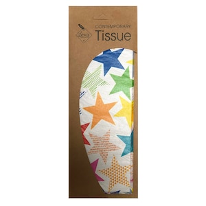 Peut inclure: Un paquet de papier de soie contemporain avec un fond blanc et un motif d'étoiles colorées. Le papier de soie est fabriqué par Deva.