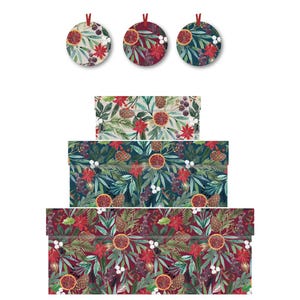 Könnte beinhalten: Drei stapelbare Geschenkboxen mit einem festlichen Weihnachtsdesign. Die Boxen zeigen ein grünes, rotes und weißes Blumenmuster mit Beeren und Orangen. Die Boxen sind perfekt zum Verpacken von Geschenken oder zum Aufbewahren von Kleinigkeiten.