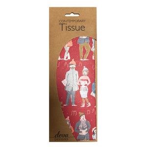 Può includere: Scatola di fazzoletti contemporanea con sfondo rosso e motivo di cantori natalizi. La scatola è in una custodia di cartone marrone con la scritta "Contemporary Tissue" stampata sul davanti. Il marchio "deva designs" è stampato in basso.