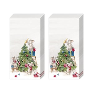 Puede incluir: Dos pilas de servilletas de papel blancas con una ilustración navideña. La ilustración muestra ratones decorando un árbol de Navidad con adornos y regalos. Los ratones llevan bufandas rojas y están rodeados de nieve.