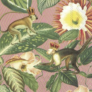 以下が含まれることがあります： ピンクの幾何学模様の背景に、緑の葉の上に金色の冠をかぶったサルが2匹います。サルは熱帯の花と葉に囲まれています。