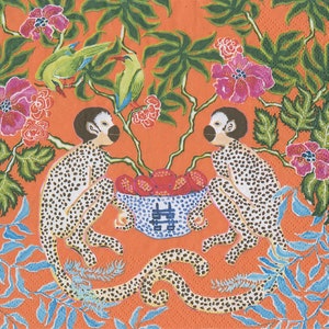 以下が含まれることがあります： 白い背景に黒い斑点のある2匹のサルが、赤色の果物で満たされた青と白のボウルを挟んで座っています。サルは、オレンジ色の背景に緑の葉とピンクの花に囲まれています。ボウルには「ダブルハピネス」の中国語の文字が書かれています。