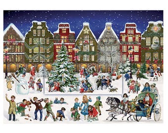 Op de afbeelding: Een vintage kerstscène met een besneeuwde straat die is omzoomd met kleurrijke huizen, een grote kerstboom en kinderen die in de sneeuw spelen. Er is een koets getrokken door paarden met een kerstman erin.
