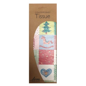 Può includere: Una confezione di fazzoletti di carta contemporanei con un design patchwork con un albero di Natale, un cavallo a dondolo e un cuore. Il tessuto è in una confezione di cartone marrone con la scritta "Tissue".