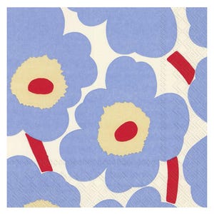 Op de afbeelding: Vierkante papieren servetten met een bloemenpatroon. Het ontwerp toont grote, gestileerde blauwe bloemen met gele centra en rode accenten op een crèmekleurige achtergrond. Geschikt voor een feest of evenement.