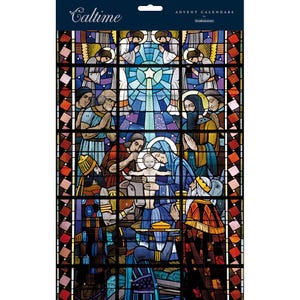 Op de afbeelding: Een adventkalender van glas-in-lood met een kerststal. De kalender heeft een kleurrijk glas-in-loodontwerp met een ster bovenaan en een baby Jezus in het midden. De nummers 1 tot en met 24 zijn zichtbaar op de kalender.