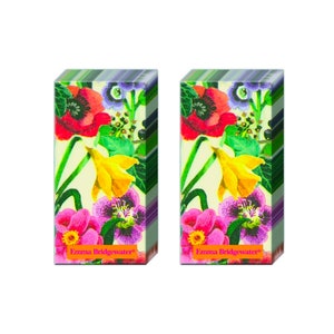 Op de afbeelding: Twee rechthoekige dozen papieren servetten met bloemmotief. De servetten hebben een kleurrijk ontwerp met rode klaprozen, gele narcissen, paarse viooltjes en groene bladeren. De merknaam "Emma Bridgewater" staat onderaan gedrukt.