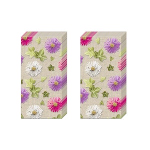 Peut inclure: Deux boîtes rectangulaires avec un motif floral. Le motif présente des marguerites blanches, des fleurs violettes et roses et des feuilles de lierre vertes sur un fond beige. Les bords sont décorés de rayures roses et violettes.