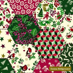 Puede incluir: Un diseño de tela de patchwork con una variedad de motivos navideños, incluyendo petirrojos, acebo, estrellas y patrones geométricos en tonos rojos, verdes y blancos. La tela está diseñada por Emma Bridgewater.