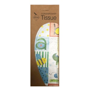 Può includere: Un pacchetto di cartone marrone con carta velina bianca e blu all'interno. La carta velina ha un motivo colorato con lettere, un'ape e un elefante. Il pacchetto dice "Tissue Contemporaneo" sul davanti.