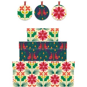 Puede incluir: Tres adornos navideños redondos con cintas rojas y diseños festivos, incluyendo una flor de pascua, un diseño de pájaros y un patrón de acebo y flores. Debajo, tres cajas de regalo apiladas con diseños a juego.