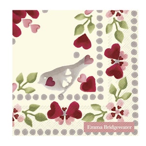 Puede incluir: Una servilleta de papel blanca con un pájaro gris, corazones rosas y rojos y hojas verdes. La servilleta tiene un borde de lunares grises y el texto "Emma Bridgewater" en rosa.