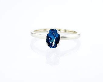 Blue Sapphire solitaire ring, Natural blue Sapphire 14K yellow gold ring