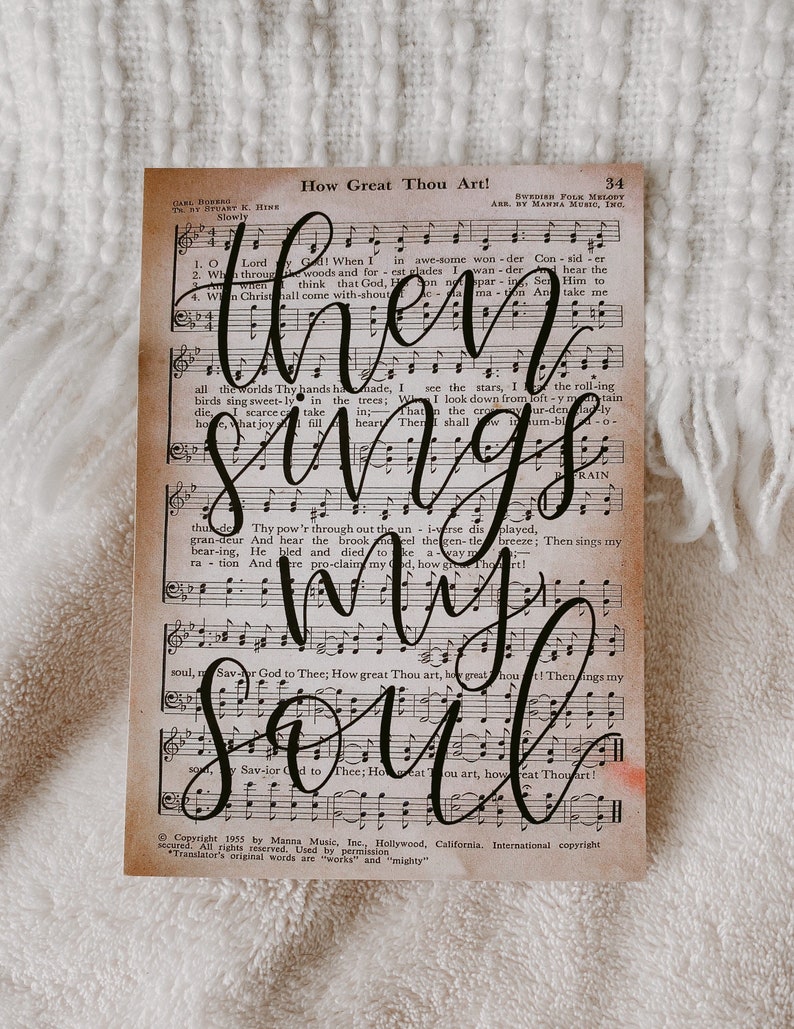 Puede incluir: Una p&aacute;gina de m&uacute;sica vintage con las palabras "How Great Thou Art!" impresas en la parte superior. Las palabras "Then sings my soul" est&aacute;n escritas en letras cursivas negras grandes sobre las notas musicales.
