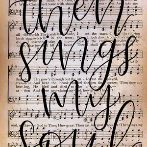 Puede incluir: Una p&aacute;gina de m&uacute;sica vintage con las palabras "How Great Thou Art!" impresas en la parte superior. Las letras est&aacute;n impresas en tinta negra sobre un fondo crema. Las palabras "Then sings my soul" est&aacute;n escritas en letras cursivas negras grandes sobre la partitura.