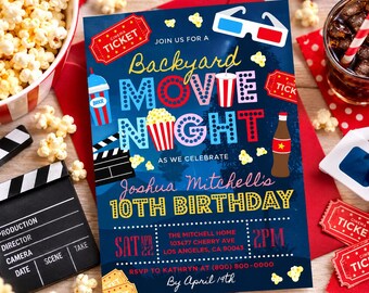 Op de afbeelding: Een rechthoekige uitnodigingskaart voor een Backyard Movie Night 10e verjaardagsfeest. De donkerblauwe kaart bevat rode en gele tekst, popcornillustraties, een 3D-bril, bioscoopkaartjes, een filmklapper en een afbeelding van een frisdrankfles.
