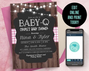 Puede incluir: Una invitación rectangular para baby shower con fondo de madera oscura, un centro estilo pizarra negra, luces blancas y detalles de cuadros rosas. El texto dice: Join us for a BABY-Q COUPLE'S BABY SHOWER honoring Nina & Tyler.