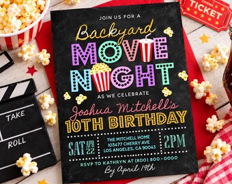 Puede incluir: Una tarjeta de invitación rectangular con fondo de pizarra negra y texto colorido que dice Backyard Movie Night as we celebrate Joshua Mitchell's 10th Birthday, incluyendo detalles del evento, fecha, hora e información de RSVP.