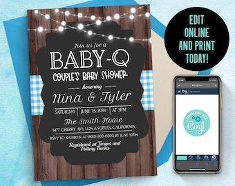 Puede incluir: Una invitación rectangular para baby shower con fondo de madera oscura, un centro estilo pizarra negra, luces blancas y detalles de cuadros azules. El texto dice: Join us for a BABY-Q COUPLE'S BABY SHOWER honoring Nina & Tyler.