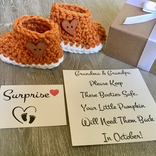 Parents Pregnancy Announcement Booties, Pregnancy Announcement, Grandparents to be gift set, Pregnancy Announcement Surprise