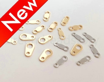 Puede incluir: Una colección de anillas de salto de metal dorado y plateado. Las anillas de salto son de forma ovalada con dos pequeños bucles a cada lado. Las anillas de salto se utilizan para la fabricación de joyas.
