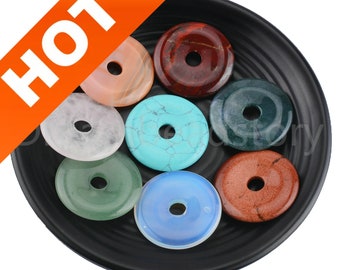 Conjunto de 10 pingentes redondos em formato de rosca, feitos com pedras semipreciosas naturais e cristais, nos tamanhos 18 mm, 25 mm, 35 mm e 40 mm.