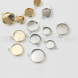 Puede incluir: Surtido de engastes redondos de metal con dos anillos de salto. Los engastes est&aacute;n disponibles en tonos dorados y plateados.