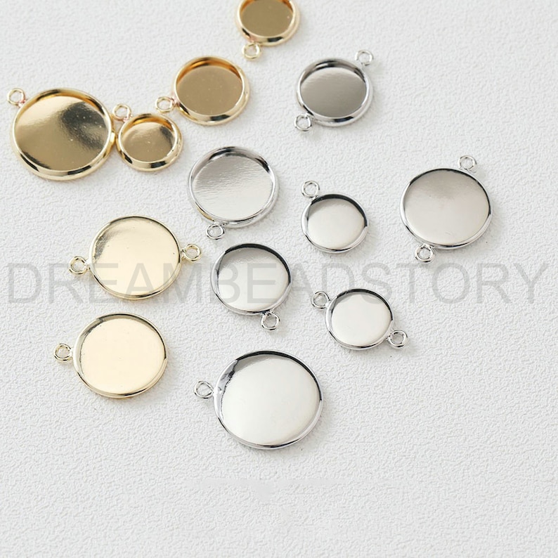 Puede incluir: Surtido de engastes redondos de metal con dos anillos de salto. Los engastes est&aacute;n disponibles en tonos dorados y plateados.