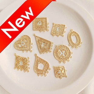 Puede incluir: Nueve abalorios de metal dorado filigranado con diferentes formas y diseños. Los abalorios están etiquetados con las letras A a I.