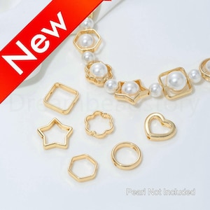 以下が含まれることがあります： 正方形、星、花、ハート、六角形、円など、さまざまな形状の金色のジュエリーパーツ。パールと金の幾何学模様のネックレスも表示されています。「New」という文字が赤いバナーに表示されています。