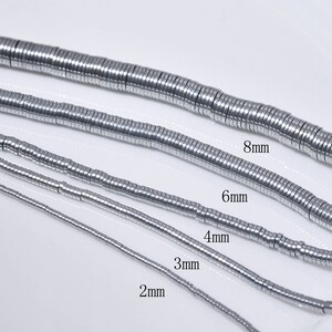 Pu&ograve; includere: Cinque file di perline di metallo argentato, ogni fila &egrave; di una dimensione diversa, a partire da 2 mm, 3 mm, 4 mm, 6 mm e 8 mm.